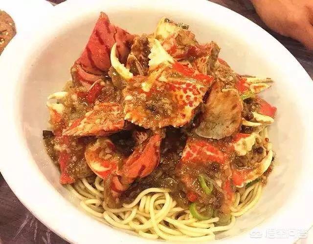 如果我来到你的城市，我该如何找到本地特色的美食？