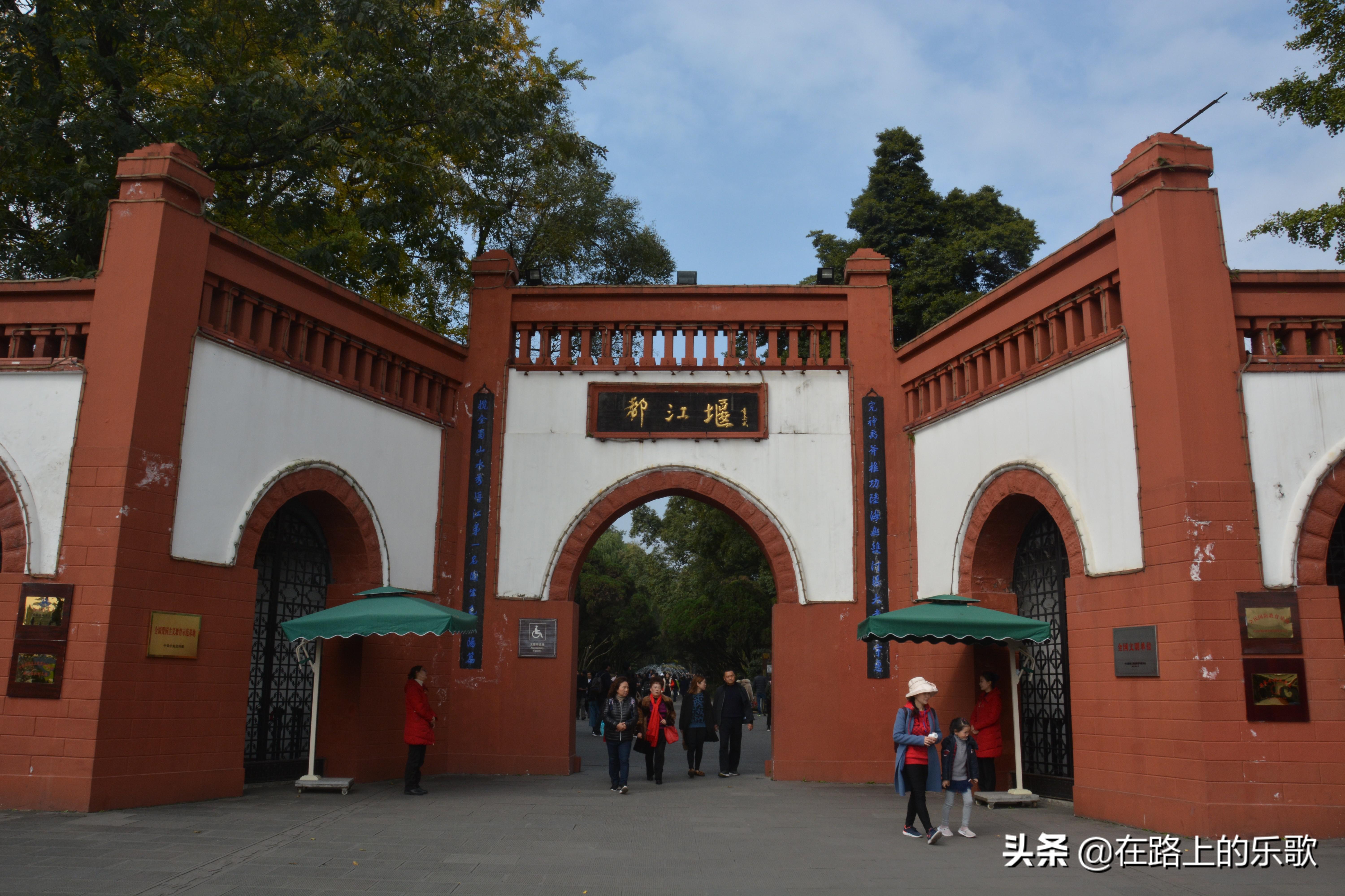 如果你是从末到过成都的外地游客，会选择哪些景点和美食？