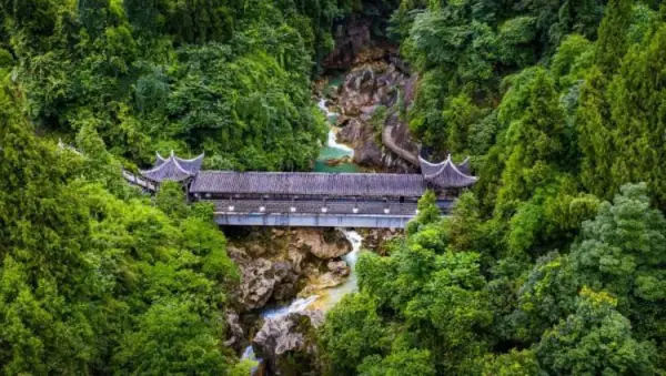 游客光脚进入茶卡盐湖，景区该如何管控游客们的这种不文明信息？