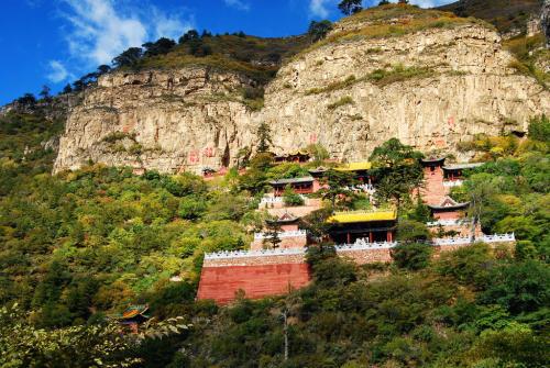 去五台山跟旅游团两日游最少得多少钱,如果自己去呢?