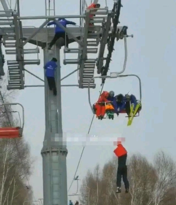 张家口一滑雪场游客不慎从吊椅缆车滑落摔下，游客有无性命之忧？