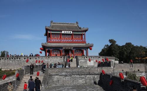 我想去山海关玩,不知道有哪些景点,票价是多少?那里住宿便宜?