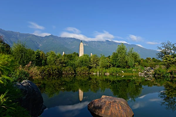 云南大理崇圣寺三塔建盖在土基之上，为何它能屹立千前年而不倒？