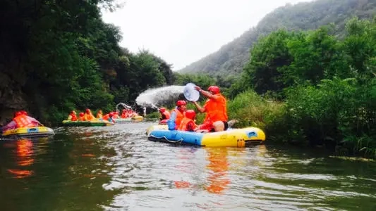 河北一景区漂流翻船数十名游客被困山洞，该景区存在哪些安全问题？