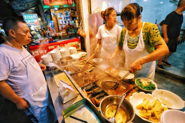 遵义的捞沙巷步行街承载着很多人的美食记忆，哪种特色小吃是你的最爱？