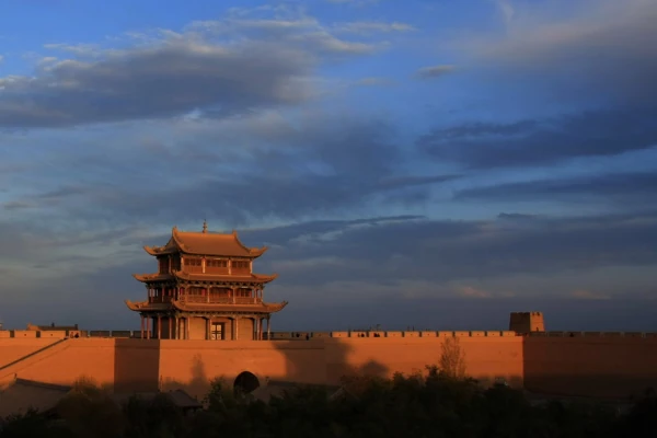 想去敦煌旅游3天，求怎么安排时间和地点比较合适，如果参团哪个旅行社比较好，物美价廉不坑人那种