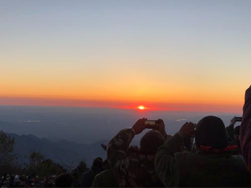 泰山山顶看日出游客挤爆,泰山有哪些风景名胜的好地方?