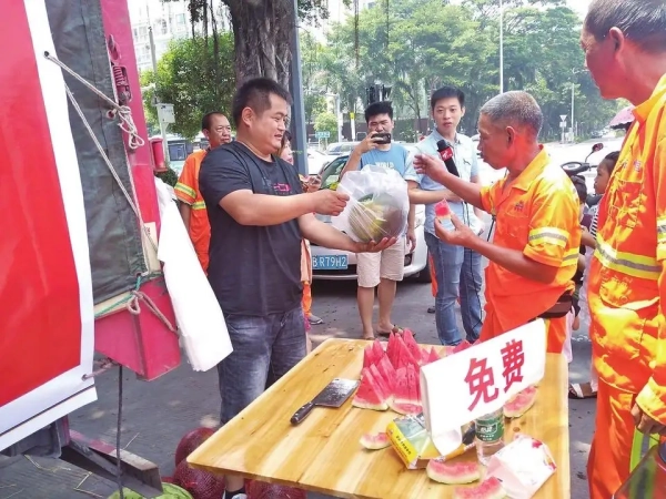 河南漂流哥在上海多地免费给司机师傅做饭，他这么做的初衷什么？