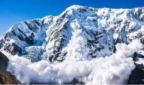 奥地利阿尔卑斯山区雪崩导致两名滑雪者遇难,为何雪崩之下生还率很低...