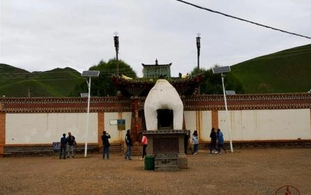 草原上一座低调的寺庙，祁连山最大的藏传寺庙，很安静的地方吗?