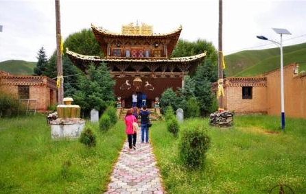 草原上一座低调的寺庙，祁连山最大的藏传寺庙，很安静的地方吗?