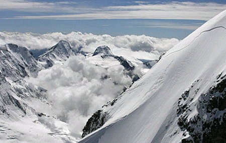 奥地利阿尔卑斯山区雪崩导致两名滑雪者遇难，为何雪崩之下生还率很低？