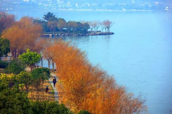 浙江一处低调湖泊景区，可与西湖、太湖相媲美，哪个景区呢？