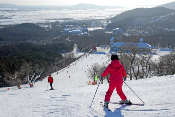 张家口一滑雪场游客不慎从吊椅缆车滑落摔下，游客有无性命之忧？