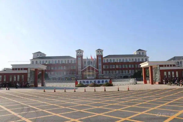 岳阳师大附属南湖学校和郡华学校哪个好？