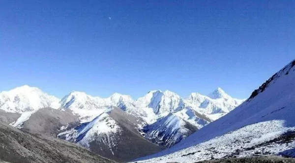 成都距离贡嘎雪山大约百公里，那么远有时都能看到，为什么？人的视力那么远吗