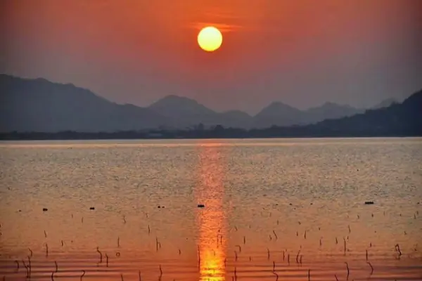 浙江一处低调湖泊景区，可与西湖、太湖相媲美，哪个景区呢？