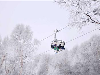 张家口一滑雪场游客从缆车掉落,坐这种电缆车要注意什么?