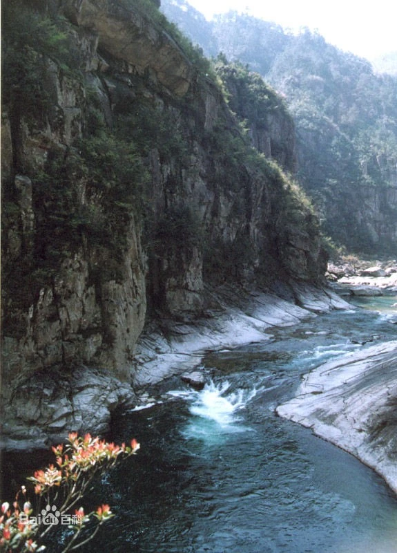 临安浙西大峡谷天池是火山口产生的吗？