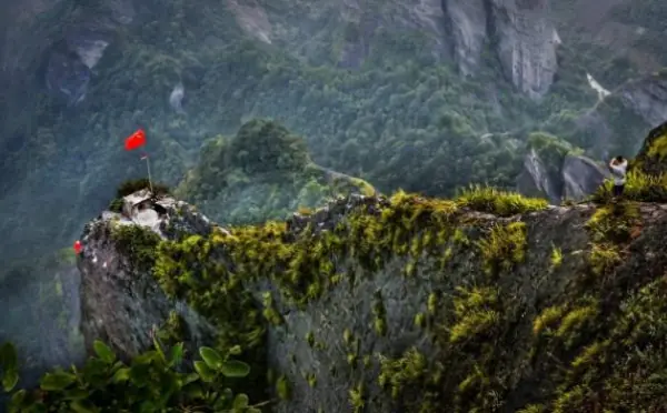 花钱让八角寨风景区的峭壁飞人上香，据说会更灵？