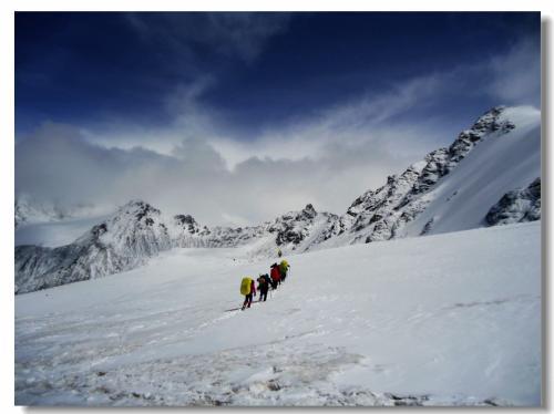 一群企业高管前往青海攀登岗什卡雪峰,人们问他们去干什么,回答说远离城 ...