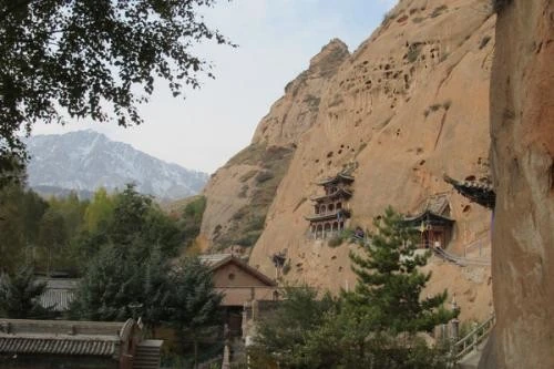 “飞空来骥足，马立落高山”。张掖马蹄寺那么高，是如何进行建造的？