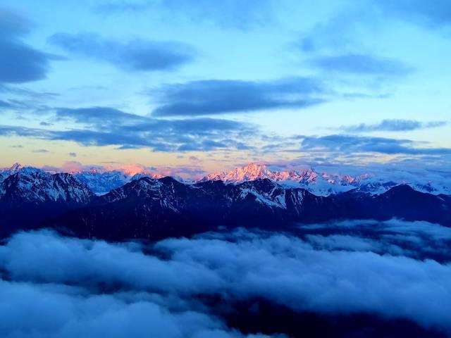 达瓦更扎景区邂逅星空云海、日照金山与雪山草甸,你想去吗?