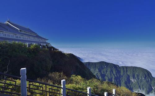 峨眉山旅游。早上一早上山,能爬到什么地方?好住宿么?第二天一早继