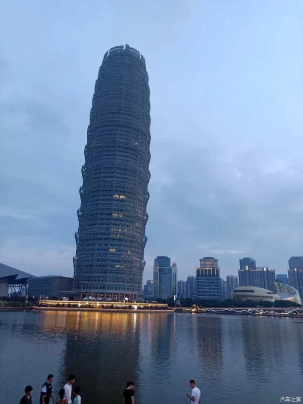 打卡郑东新区，我和荣威i5带你逛一逛郑州美丽夜景