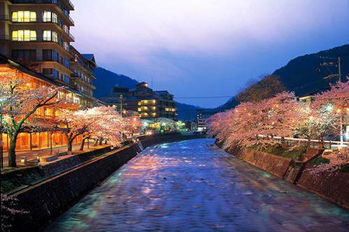 去日本旅游用不用把银联银行卡里面的钱换成日元到日本才可以刷卡用...