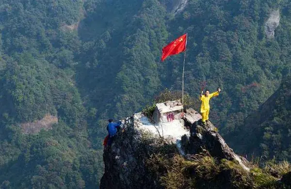 花钱让八角寨风景区的峭壁飞人上香，据说会更灵？