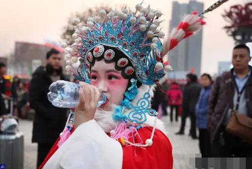 河南郑州如意湖旁搭台唱戏吸引年轻人,这届年轻人能领会到戏曲文化吗...