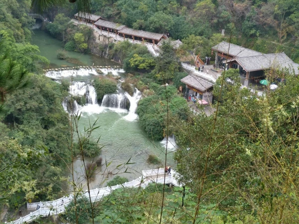 早上从花果园湿地公园出发，上午想去天河潭，下午去青岩古镇，晚上赶回来去黔灵公园和甲秀楼，