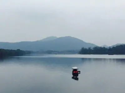 小学五年级下册阅读天然湖与果子沟文章从哪些方面描绘了天然湖的美丽？