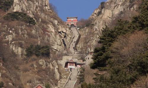 泰山山顶住宿一晚大概要多少钱?有没有山上旅馆推荐?